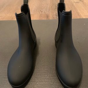Short black rain boots